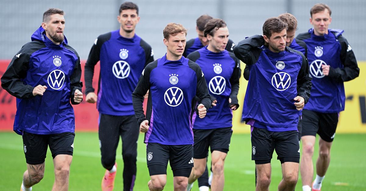 TaktikEinheit im Regen Erstes DFBTraining im EMQuartier